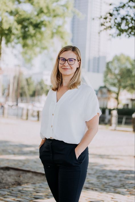 Headshots For Linkedin, Corporate Portrait Women Outdoor, Business Headshots Outside, Outdoor Corporate Photoshoot, Urban Headshots Women, Corporate Photoshoot Women Outdoor, Professional Outdoor Photoshoot, Outdoor Corporate Headshots, Outdoor Business Portrait