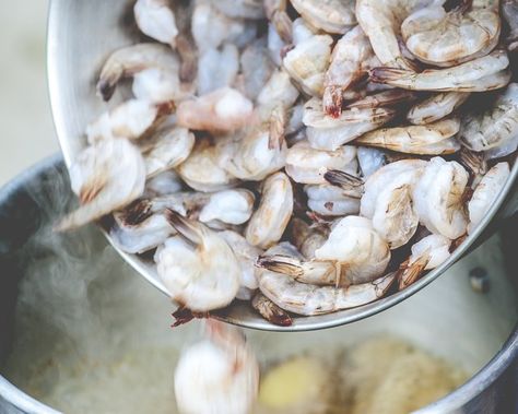 A steamer unit is not required to steam raw shrimp. A pot of boiling water will get the same results in roughly the same amount of time. The trick to cooking fresh, raw shrimp is to carefully monitor the boiling time and allow it to marinade in sauce without heat. Cook Raw Shrimp, Cooking Raw Shrimp, Raw Shrimp Recipes, Fresh Shrimp Recipes, Dinners Under 500 Calories, Lemon Garlic Shrimp Pasta, Raw Shrimp, Cooked Shrimp, Steamed Shrimp