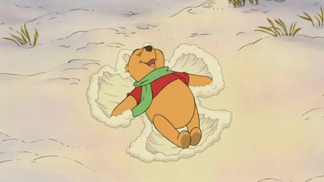 Winnie The Pooh Pictures, Vintage Cartoons, Winnie The Pooh Christmas, Christmas Aesthetic Wallpaper, Winnie The Pooh Friends, Cute Christmas Wallpaper, Old Disney, Winter Wallpaper, Snow Angels