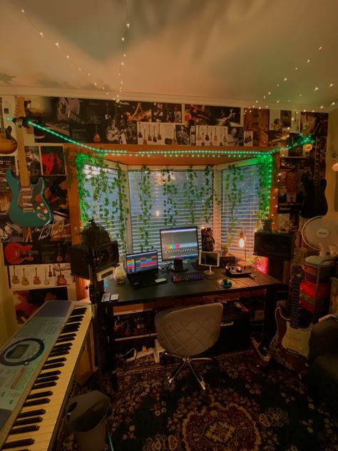 Musical Studio Room, Earthy Podcast Setup, Bohemian Music Studio, Music Bedroom Design, Home Studio Aesthetic Music, Eclectic Music Room, Music Setup Bedroom, Musician Room Ideas, Home Music Studio Aesthetic