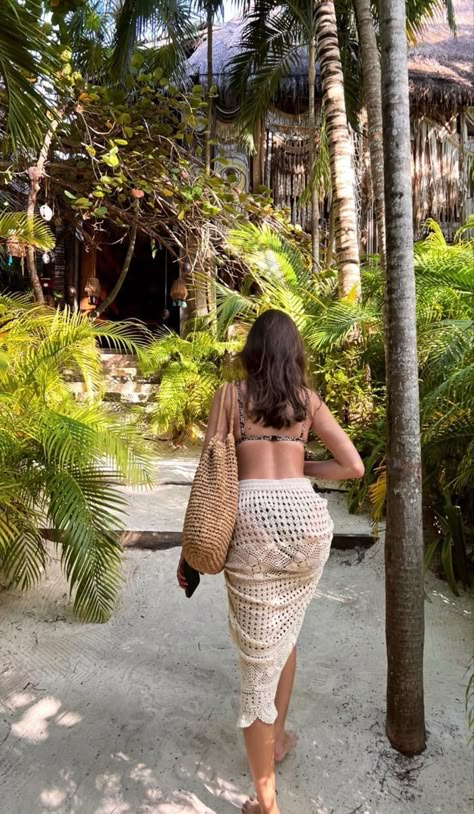 [CommissionsEarned] 93 Top Goa Vacation Outfits Women Guides You'll Be Glad You Discovered In No Time #goavacationoutfitswomen Bali Outfit, Vacation Outfits Women, Beach Instagram Pictures, Summer Poses, Summer Picture Poses, Beach Fits, Beach Pictures Poses, Beach Photography Poses, Trik Fotografi