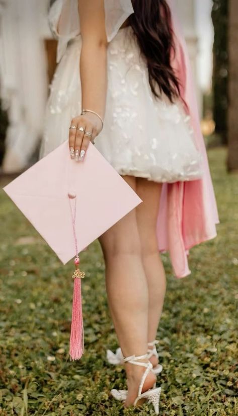 Graduation Gown Outfit, Graduation Cap Design Ideas, Cap Design Ideas, Graduation Pictures Poses, Graduation Dress High School, Poses Graduation, College Grad Pictures, Grad Picture Ideas, Cap And Gown Photos