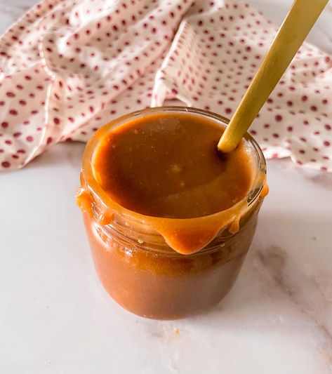 Easy salted caramel sauce made without cream, perfect to use as a dip, a spread or a filling for your favorite treats. Caramel Sauce Without Cream, Cafe Latte Recipe, Fun Fall Desserts, Easy Salted Caramel, Salted Caramel Sauce Recipe, Caramel Pecan Cheesecake, Homemade Salted Caramel, Caramel Recipes Sauce, Favorite Cookie Recipe