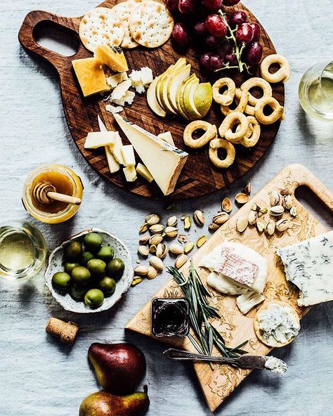 🌖 Friday night ... when good cheese and crunchy carbs, ripe fruit, and salty olives are actively encouraged for dinner. Wine too. Friendsgiving Food Ideas, Friendsgiving Food, Wine Pairings, Italian Cheese, Ripe Fruit, Wine Wednesday, Best Cheese, Cheese Plate, Soft Cheese