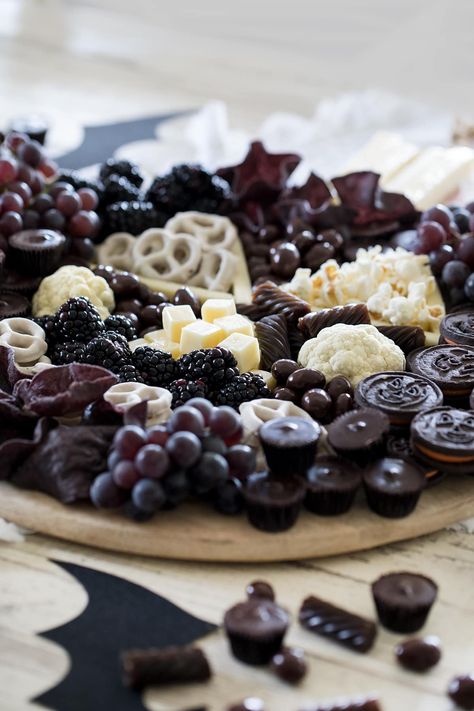 Rip 20s Party Food, Dark Themed Charcuterie Board, Black Color Snacks Ideas, Black And White Charcuterie Board Ideas, Black Cheese Board, Goth Party Snacks, Wednesday Party Treats, Black And White Party Food Ideas, Occult Birthday Party