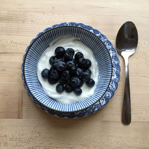 Yogurt With Blueberries, Full Fat Yogurt, Sweet Potato Chips, Low Calorie Snacks, Healthy Snacks Easy, Low Carb Snacks, High Protein Snacks, Best Fruits, Protein Snacks