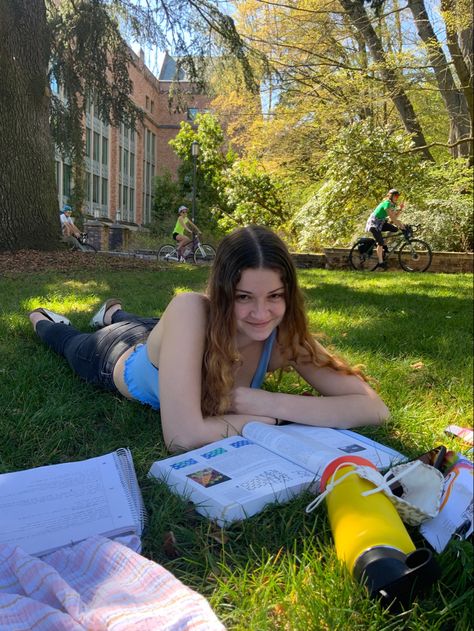 Study Outdoor Aesthetic, Spring Studying Aesthetic, Spring School Aesthetic, Spring Study Aesthetic, Study Picnic, Study Outside, Uw Seattle, Uni Aesthetic, Outdoors Aesthetic