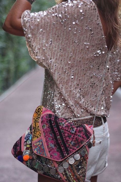 OH MY LAWD THIS BAG. Someone tell me where I can get one!!!!!!!!!     ❤️❤️ Hippie Elegante, Bohemian Schick, Look Hippie Chic, Look Jean, Estilo Hippy, Estilo Hippie, Hippy Chic, Ibiza Fashion, Mode Boho