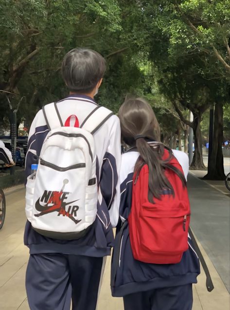 school uniform cute couple Walking Home From School, High School Couples, Cute Friend Poses, Korean School, Boy Walking, Walk To School, Couples Walking, Ulzzang Couple, Korean Couple