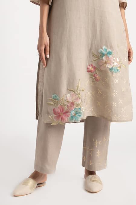 Buy Grey 100% Linen Embroidery Floral V Flower Corsage Kurta Pant Set For Women by Kaveri Online at Aza Fashions. V Flower, Simple Kurti, Linen Embroidery, Kurta Pant Set, Boutique Suits, Simple Kurti Designs, Embroidery Neck Designs, Flower Corsage, Embroidery Floral