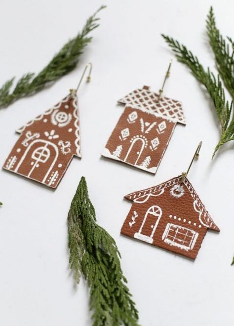 Diy Leather Ornaments, Gingerbread House Ornaments, Easy Gingerbread House, Easy Christmas Ornaments, Diy Christmas Ornaments Easy, Gingerbread Ornaments, Diy Christmas Gifts Cheap, Paper Wreath, Ornament Hooks