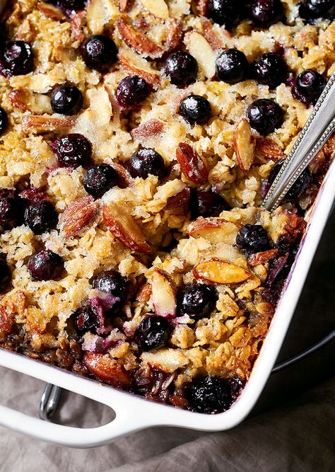 bluebbery baked oats breakfast Breakfast Crowd Pleasers, Oatmeal French Toast, Breakfast For A Crowd Make Ahead, Blueberry Oatmeal Recipes, Healthy Breakfast Baking, Resep Oatmeal, Menu Sarapan Sehat, School Breakfast, Baked Oatmeal Recipes