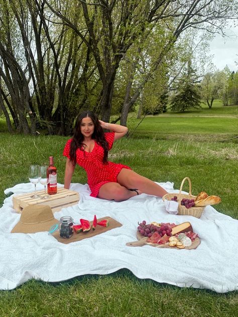 Picnic Fits, Picnic Poses, Picnic Date Outfits, Picnic Photos, Picnic Shoot, Chic Picnic, Picnic Party Decorations, Soft Princess, Picnic Date Food