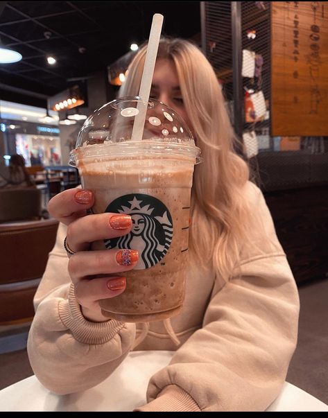 Poses At Starbucks, Starbuck Photography Ideas, Starbucks Pose Ideas, Starbucks Selfie Instagram, Poses With Starbucks Coffee, Chicago Best Friend Pictures, Starbucks Photoshoot Ideas Aesthetic, Foto Starbucks Aesthetic, Starbucks Instagram Pictures