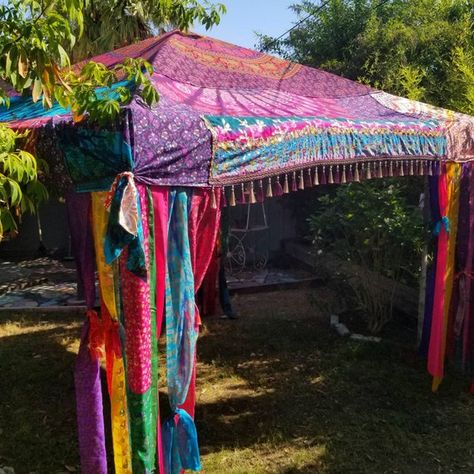 Hippies, Pop Up Canopy Decorating Ideas, Craft Vendor Booth, Henna Booth, Boho Canopy, Craft Booth Design, Craft Vendor, Market Tent, Festival Tent