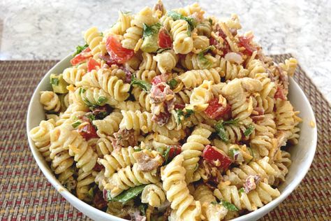 Instant Pot 4th of July Recipes - Independence Day Recipes Made Easy! Traditional Pasta Salad, Blt Pasta Salad Recipe, Zesty Pasta Salad, Favorite Pasta Salad, Amish Potato Salads, Twisted Pasta, Rotini Pasta Salad, Summer Side Dishes Recipes, Blt Pasta Salad