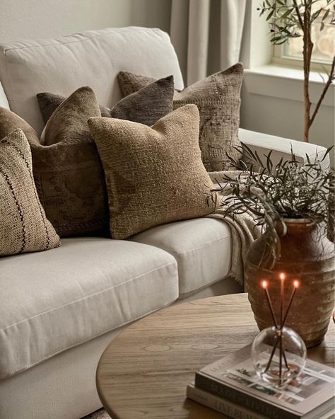 Cream Couch Brown Pillows, Rustic Couch Pillows, Cozy House Living Room Comfy, Living Room Pillow Decor, Neutral Interior Design Living Room, Brown Home Aesthetic, Living Room Pillow Ideas, Living Room Decorative Pillows, Family Room Pillows