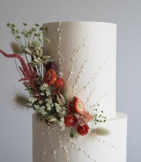 Wedding cake simple flowers