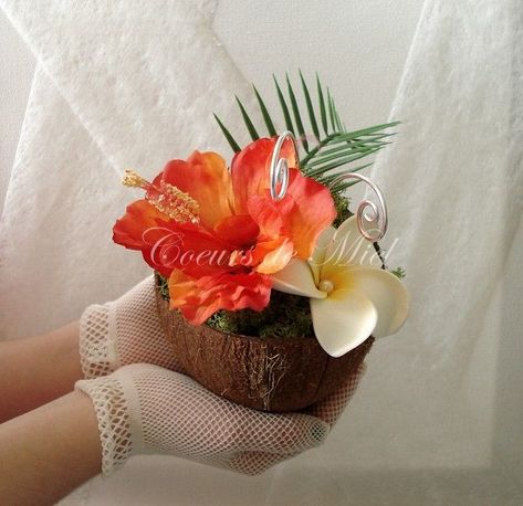 Shower Table Decorations, Bridal Shower Table Decorations, Festa Moana Baby, Bridal Shower Table, Hawaiian Party Theme, Tropical Flower Arrangements, Tropical Birthday Party, Hawaiian Party Decorations, Beach Bridal Showers