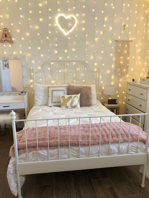 Light Pink Bedrooms, Rose Gold Bedroom, Gold Bedroom Decor, Pink Bedroom For Girls, Pink Bedroom Decor, Pink Room Decor, Bedroom Decor For Teen Girls, Dekorasi Kamar Tidur, Gold Bedroom