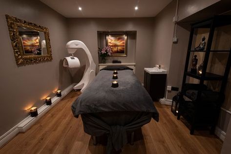 24 Small Space Massage Room Ideas and Decor - GoTinySpace Massage Room Colors, Home Massage Room, Spa Room Ideas, Spa Massage Room, Massage Room Design, Massage Room Decor, Massage Therapy Rooms, Spa Luxe, Beauty Therapy Room