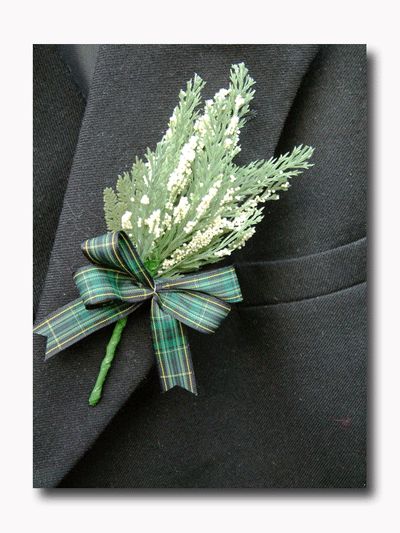 Definitely like this for at least the groomsmen boutonnieres in purple heather and maybe add another flower for the grooms boutonniere Wedding Buttonholes, Heather Wedding, Scottish Flowers, Pink Bow Dress, Groomsmen Boutonniere, Flower Store, Cymbidium Orchids, White Heather, Celtic Wedding