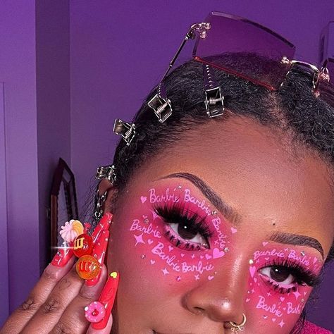 Kayla| Beauty/Fashion Content Creator💄 on Instagram: "Black Barbie 🤭💕💖 hand drawing “Barbie” 12 times took a lot longer than I thought it would! Lol MAKEUP DETAILS: Brows: Eyes: @beautycreations.cosmetics Eyeshadow base “Barbie Pink” @colourpopcosmetics “Ooh la la” shadow palette, shade “Sand Bar” @nyxcosmetics vivd brights liquid eyeliner “Sneaky Pink” @nyxcosmetics epic wear liner stick “Pink Spirt” @nyxcosmetics epic wear waterproof liner Base: Lips: . . . . #barbiemakeup #pinkmakeup #mak Barbie Themed Makeup, Black Barbie Makeup, Barbie Makeup Ideas, Pink Barbie Makeup, Drawing Barbie, Barbie Eyeshadow, Lol Makeup, Barbie Photoshoot, Barbie Hands