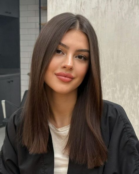 Brown Summer Hair Colors: Best 27 Ideas for a Stunning Seasonal Update Face Frame Haircut Medium, Hairstyles For Brunettes Medium, Brunette Hairstyles Medium, Brown Haircut Ideas, Brunette Medium Hair, Lob Haircut Brunette, Medium Length Hair With Face Framing, Brunette Hair Medium Length, Hair Shoulder Length