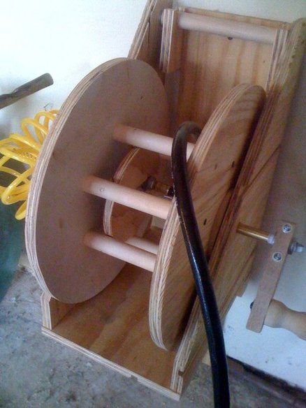 Air hose reel (cheap!) Air Hose Reel, Hose Reels, Garage Tool Storage, Workshop Organization, Hose Reel, Garage Tools, Air Hose, Shop Organization, Homemade Tools