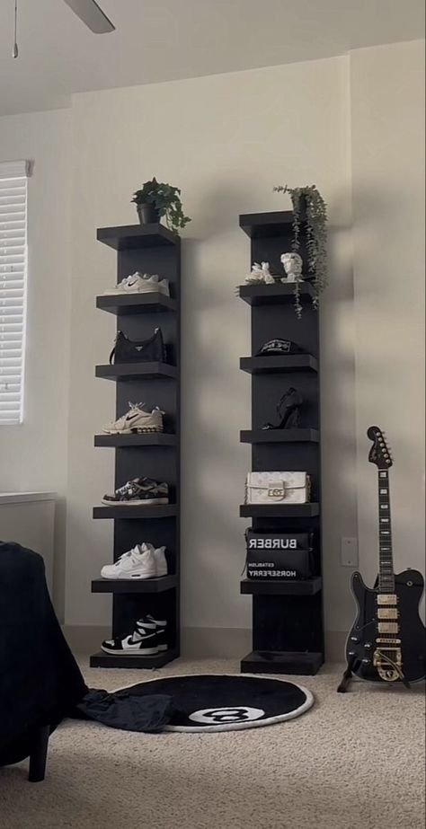 Black Themed Room Aesthetic, Men Room Essentials, Male Room Decor Bedroom, Manly House Decor, Mens Dorm Room Ideas, Guys Apartment Decor, Male Room Decor, Boyfriend Room, Male Room Ideas