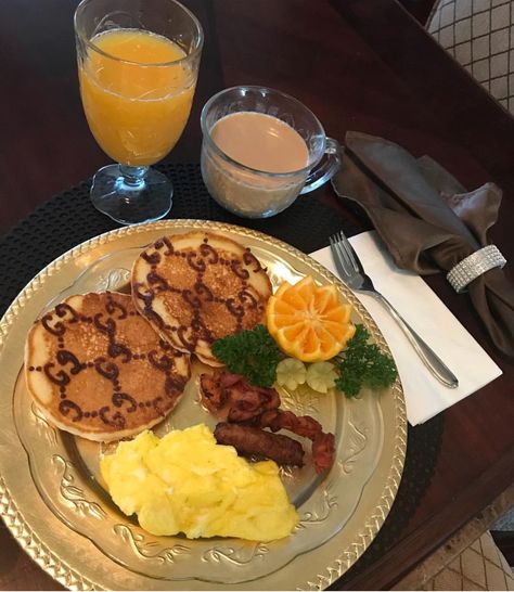 Pancakes Gucci breakfast #guccipancakes Expensive Breakfast, Gucci Party, Luxury Breakfast, Visual Therapy, Breakfast Hotel, Bistro Food, Fav Food, Tea Party Food, Luxury Food