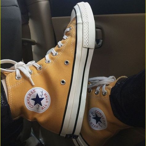 Yellow Converse, Sneaker Outfits, White Sneakers Men, Shoes Ideas, Streetwear Mode, Best Shoes, Aesthetic Shoes, Rubber Shoes, On Sneakers