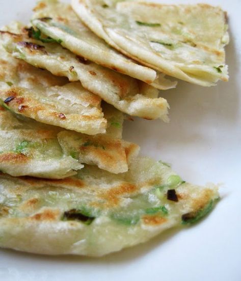 Chinese Baking, Green Onion Pancake Recipe, Haemul Pajeon, Scallion Pancake Recipe, Green Onions Recipes, Green Onion Pancake, Onion Pancake, Milk Bun, Savoury Snacks