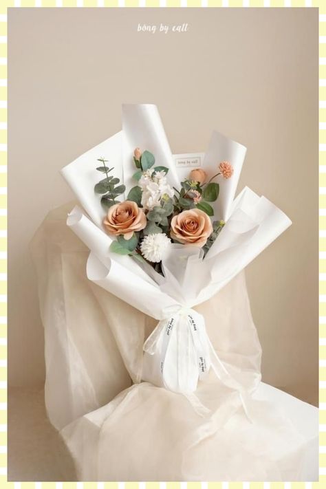 [Promotion] 94 Trendiest Small Flower Bouquet Guides To Check Out Straight Away #smallflowerbouquet Simple Birthday Bouquet, Small Korean Bouquet, Small Bouquet Of Flowers Gift, Graduation Flowers Bouquet Ideas, Graduation Bouquet Ideas, Flowers Simple Bouquet, Simple Bouquet Of Flowers, Graduation Flowers Bouquet, Minimalist Bouquet