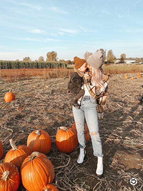 Pumpkin Patch Pictures Baby, Fall Baby Photos, Fall Baby Pictures, Fall Photoshoot Ideas, Portret Feminin, Pumpkin Patch Photoshoot, Pumpkin Patch Pictures, Family Photos With Baby, Pumpkin Pictures