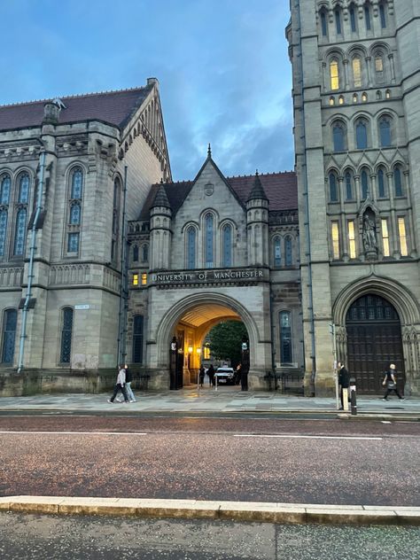 Uni Of Manchester, Manchester Trip, University Vibes, Uni Vibes, University Inspiration, Dream University, Manchester University, Flower Fence, English Summer