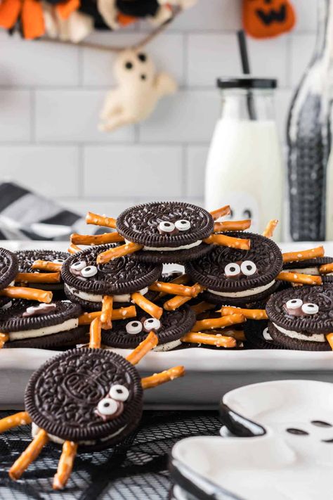 Snack Ideas For Halloween Party, Halloween Party Decor Food, Cute Halloween Party Snacks, Halloween Treat Diy, Halloween Night Food, Spider Oreos Halloween, Halloween Treats With Oreos, Halloween Snacks Kids Can Make, Oreo Spiders Halloween