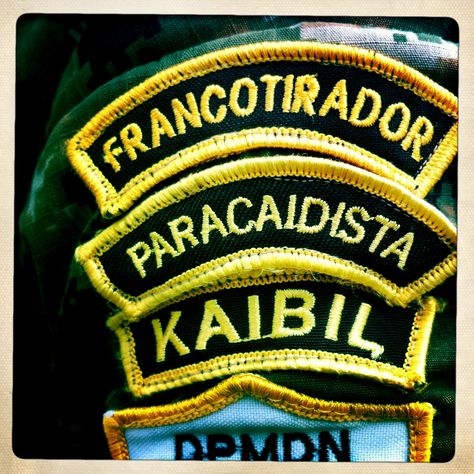 Los kaibiles pueden entrenar en varias subespecialidades, como francotirador, agente antiterrorismo o especialista en supervivencia. American Special Forces, Anti Government, Special Ops, Hummer H2, Central American, Mens Costumes, Call Of Duty, Soldier