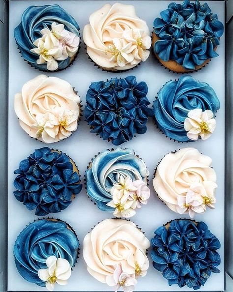 bakerp_ @hey_bend hi. Navy blue of Americolor plus a tiny drop of black. Flower Cupcakes, Anniversary Ideas, Deco Cupcake, Kylie Baby, 귀여운 음식 그림, Cupcake Cake Designs, White Cupcakes, Cupcake Designs, Läcker Mat