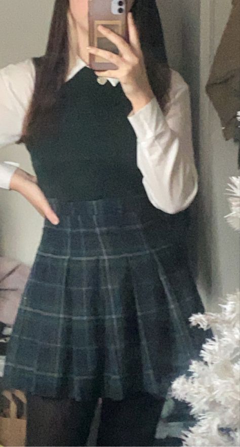 Sixth form outfit 2021 dark academia slytherin green clueless Dark Academia Slytherin Outfit, Green Academia Clothes, Dark Academia Outfit Women Skirt, Dark Green Academia Outfit, Slytherin Academia Outfit, Green Uniform Aesthetic, Dark Academia Green Outfit, Preppy Green Outfit, Dark Green Aesthetic Outfit