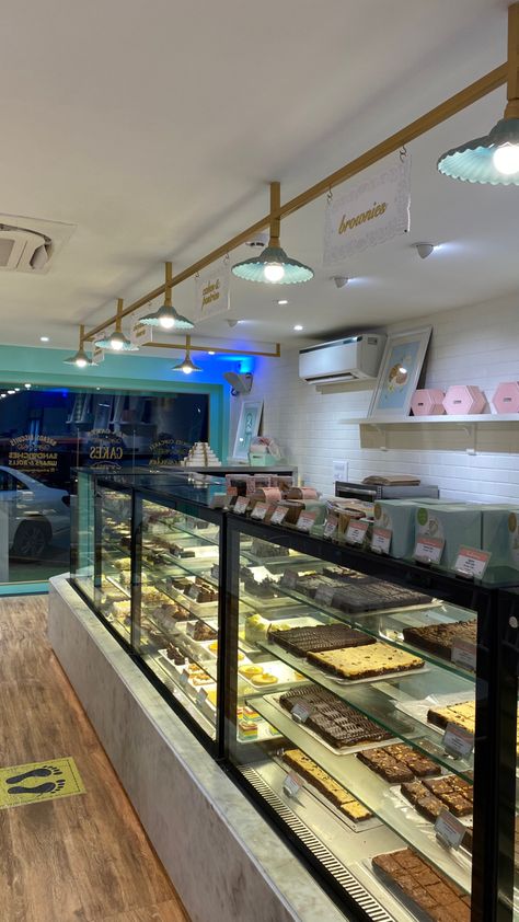 Desert Shop Design, Mini Bakery Shop Design, Italian Pastry Shop, Cupboard Bed, Cake Shop Interior, Bakery Shop Design, Bakery Store, Bakery Design Interior, Bakery Items