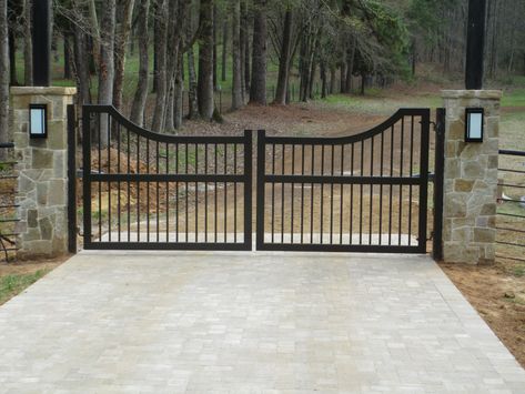 Exterior Pillars, Chrome Numbers, Farm Gates Entrance, Entrance Gates Driveway, Metal Driveway Gates, Stone Entryway, Gate Pictures, Automatic Sliding Gate, Black Gate