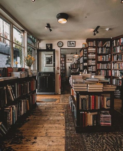 Books And Records Aesthetic, Gothic Bookstore Aesthetic, Cosy Bookshop Aesthetic, Rustic Library Aesthetic, Vintage Book Store Aesthetic, Cozy Bookshop Aesthetic, London Bookstore Aesthetic, Antique Bookstore, Bookshop Design