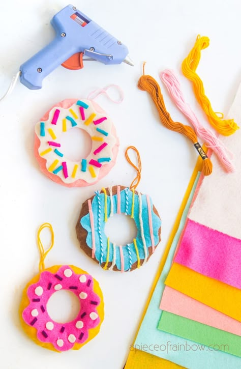 Easy Diy Crafts For Teens, Felt Donut, Donut Christmas, Donut Craft, Christmas Ornaments Crafts, Diy Donut, Sew Curtains, Diy Christmas Candy, Crafts Easy Diy