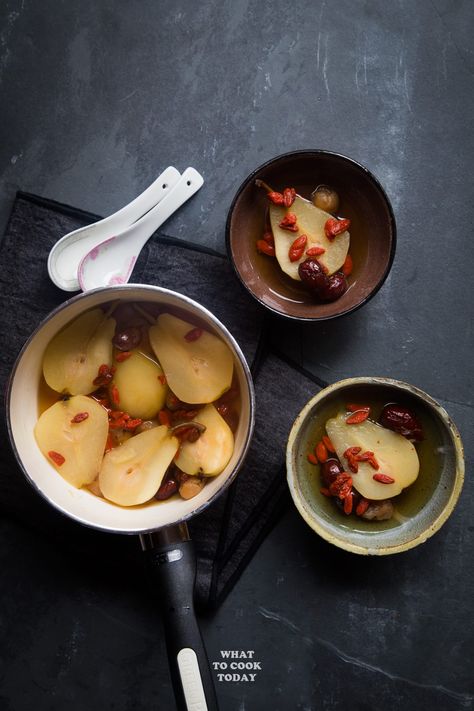 longan, red dates, goji berries poached pears with 2 bowls and spoon Tong Sui, Light Dessert, Rock Sugar, Sweet Soup, Chinese Dessert, Poached Pears, Pear Recipes, Light Desserts, Raw Diet