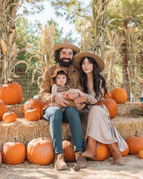 Pumpkin Patch Outfit Ideas, Pumpkin Patch Photography, Fall Baby Pictures, Pumpkin Patch Photoshoot, Pumpkin Patch Pictures, Pumpkin Family, Patch Outfit, New Darlings, Farm Pictures