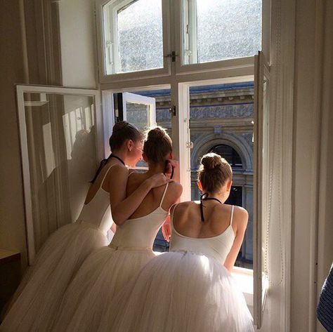 Pinterest// @NoortjeDR Ballet Aesthetic, Ballet Beauty, Ballet Inspiration, Tulle Skirts, Ballet School, Dancing Aesthetic, Dance Academy, Ballet Beautiful, White Swan