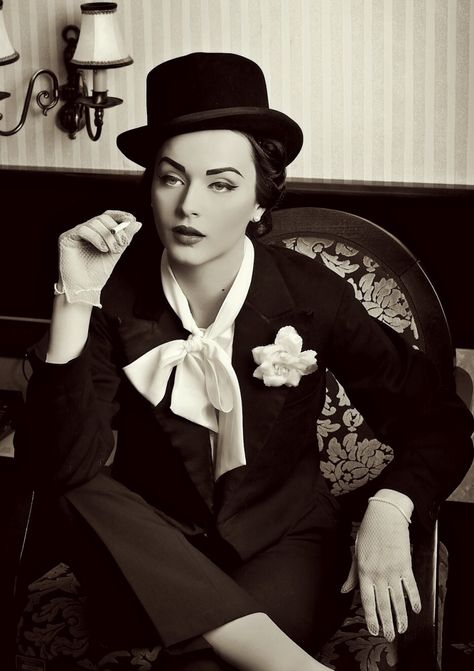 Lady Tuxes <3 Idda Van Munster, Fest Outfits, Retro Mode, Black Suit, Vintage Glamour, White Photo, Cabaret, Vintage Girls, A Chair