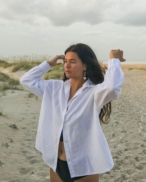 Kotn on Instagram: “👁️: @arielkellogg wearing the new Linen Button-Up in White, available in-stores and online now.” Summer Button Up, White Linen Button Down, White Button Down Shirt Beach, White Button Down Aesthetic, White Linen Button Up, White Button Up Aesthetic, Linen Button Up, Cotton Button-up Beach Top, Light Blue Button-up Beach Tops