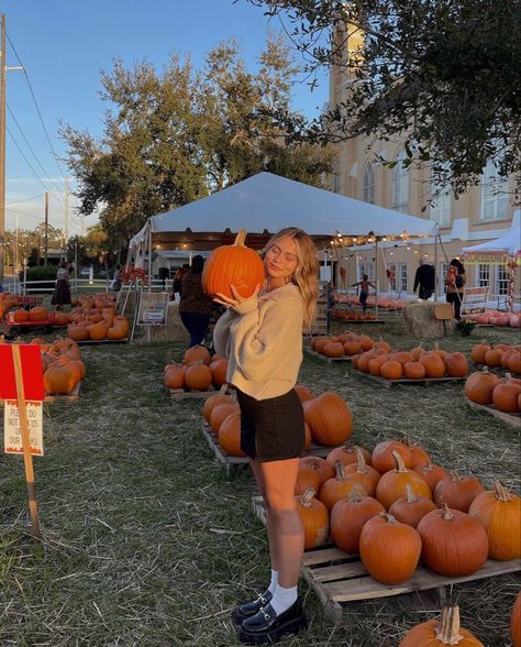 Pumpkin Patch Photoshoot, Pumpkin Patch Pictures, Studera Motivation, Fall Mood Board, Fall Bucket List, Pumpkin Picking, Autumn Night, Fall Inspo, Fall Photoshoot